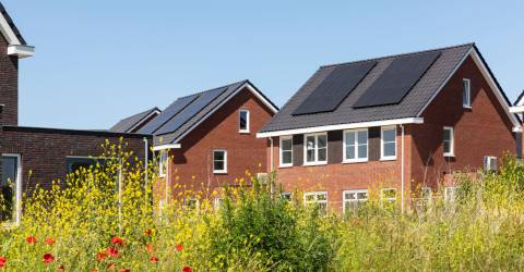 Zonnepanelen op het dak van nieuwbouwwoningen in Nederland halen op een moderne en duurzame manier groene energie uit de zon